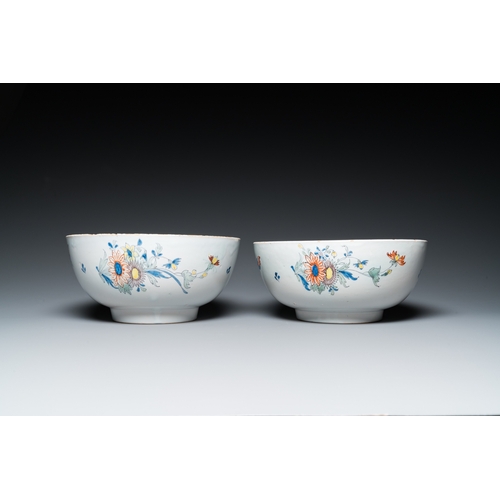 1269 - A pair of polychrome English Delftware punch bowls, probably Bristol, ca. 1740Dia.: 25 cm - H.: 11,5... 