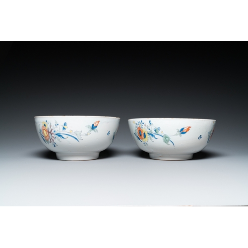 1269 - A pair of polychrome English Delftware punch bowls, probably Bristol, ca. 1740Dia.: 25 cm - H.: 11,5... 