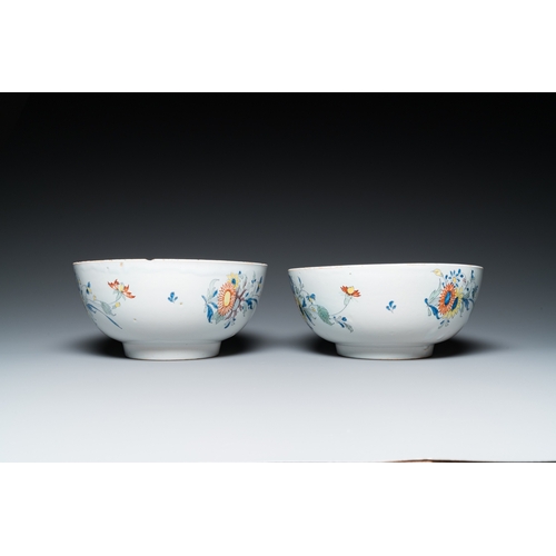 1269 - A pair of polychrome English Delftware punch bowls, probably Bristol, ca. 1740Dia.: 25 cm - H.: 11,5... 