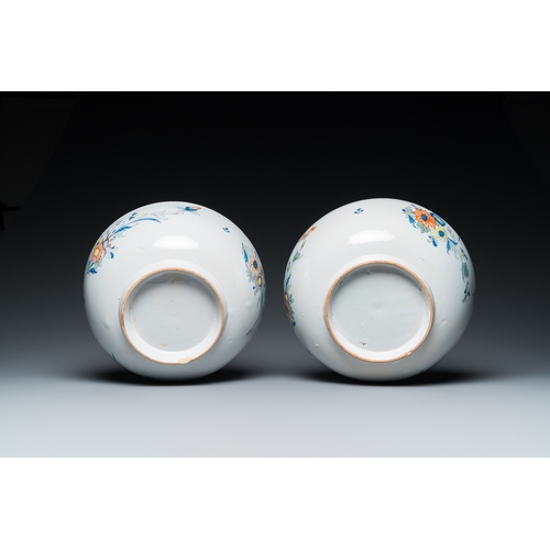 1269 - A pair of polychrome English Delftware punch bowls, probably Bristol, ca. 1740Dia.: 25 cm - H.: 11,5... 