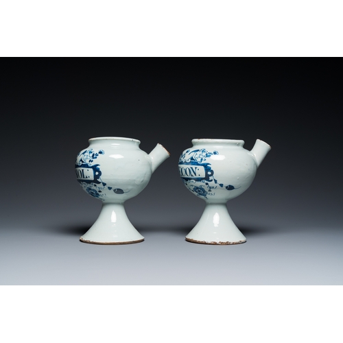 1270 - A pair of blue and white English Delftware wet drug jars, probably London, early 18th C.H.: 20 cm - ... 