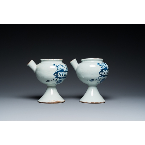 1270 - A pair of blue and white English Delftware wet drug jars, probably London, early 18th C.H.: 20 cm - ... 