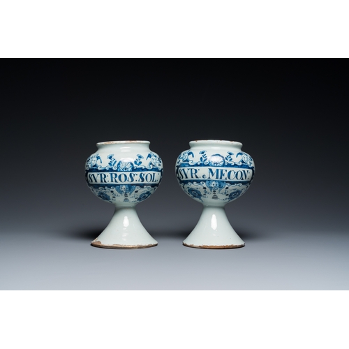 1270 - A pair of blue and white English Delftware wet drug jars, probably London, early 18th C.H.: 20 cm - ... 