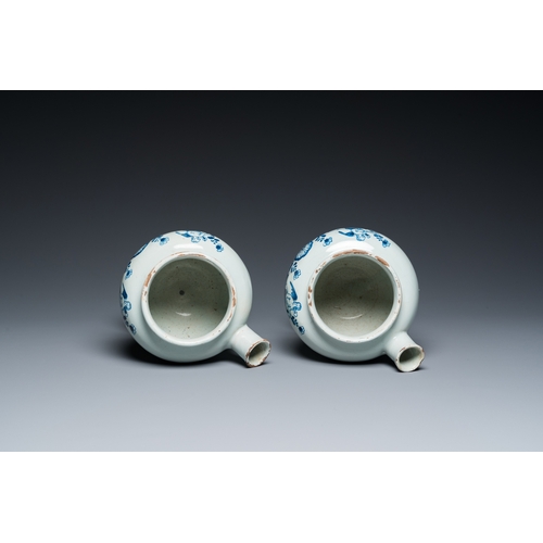 1270 - A pair of blue and white English Delftware wet drug jars, probably London, early 18th C.H.: 20 cm - ... 