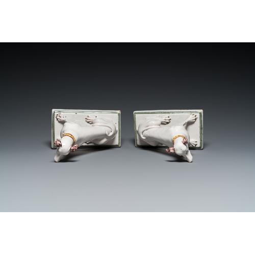 1275 - A pair of polychrome Brussels faience greyhounds, 18th C.H.: 21,5 cmDim.: 18,5 x 9,5 cm (the base)... 