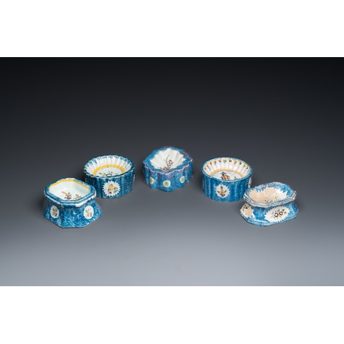 1279 - Five polychrome Brussels faience salts, 18/19th C.L.: 9 cm - H.: 3,5 cm (the largest)