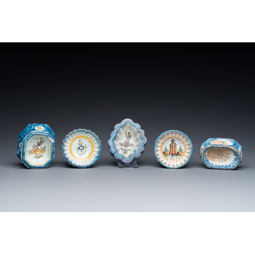 1279 - Five polychrome Brussels faience salts, 18/19th C.L.: 9 cm - H.: 3,5 cm (the largest)