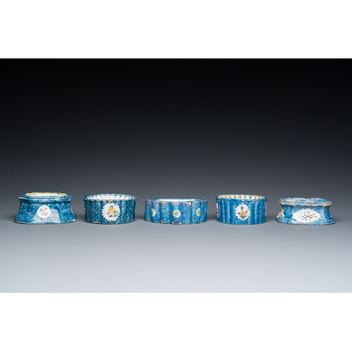 1279 - Five polychrome Brussels faience salts, 18/19th C.L.: 9 cm - H.: 3,5 cm (the largest)