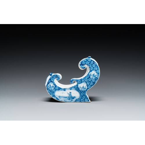 1292 - A Dutch Delft blue and white pipe stand in the shape of a sleigh, 18th C.L.: 13 cm - H.: 11 cm... 