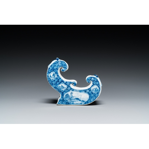 1292 - A Dutch Delft blue and white pipe stand in the shape of a sleigh, 18th C.L.: 13 cm - H.: 11 cm... 