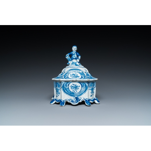 1298 - A Dutch Delft blue and white tobacco box with a nobleman holding a roll of tobacco, 2nd half 18th C.... 