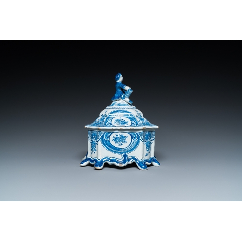 1298 - A Dutch Delft blue and white tobacco box with a nobleman holding a roll of tobacco, 2nd half 18th C.... 