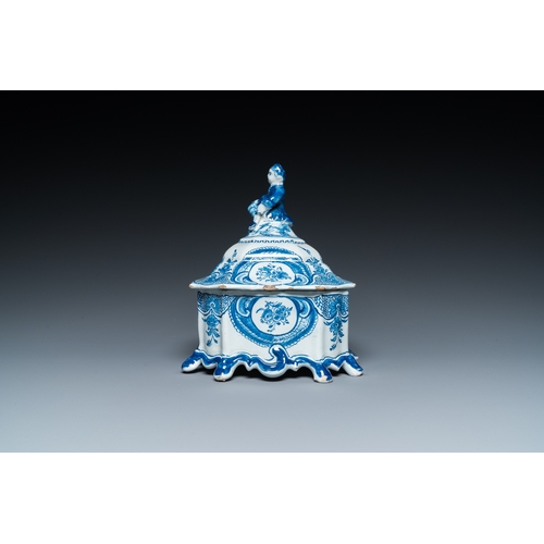 1298 - A Dutch Delft blue and white tobacco box with a nobleman holding a roll of tobacco, 2nd half 18th C.... 