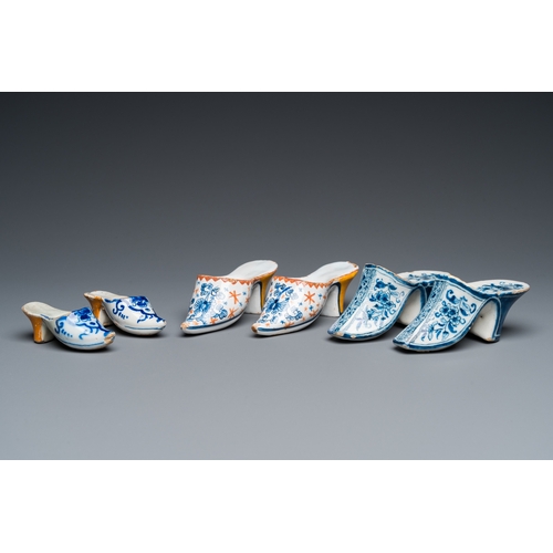 1300 - Three pairs of Dutch Delft slippers, 18/19th C.L.: 11 cm - H.: 3 cm (the largest)