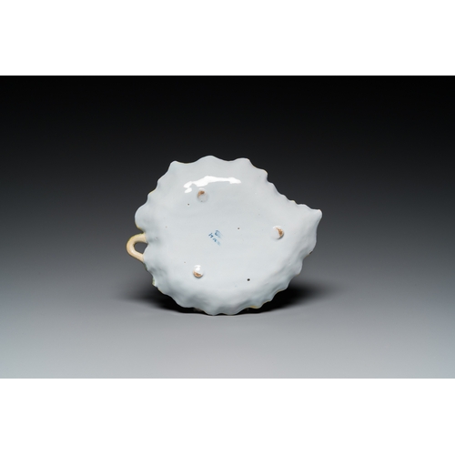 1301 - A polychrome Dutch Delft melon-shaped tureen on leaf-shaped stand, 18th C.Dim.: 22,5 x 18 cm (the st... 