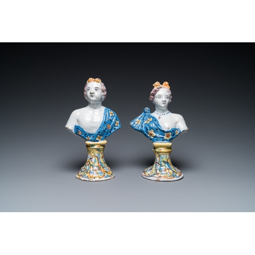 1303 - A pair of polychrome Dutch Delft busts on bases imitating marble, 18th C.H.: 23,5 cm
 
 Provenance: ... 