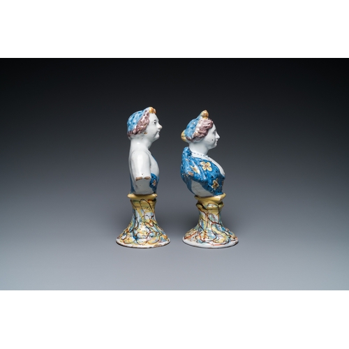 1303 - A pair of polychrome Dutch Delft busts on bases imitating marble, 18th C.H.: 23,5 cm
 
 Provenance: ... 