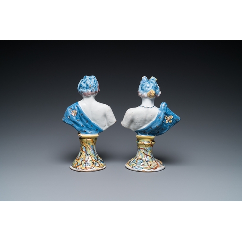 1303 - A pair of polychrome Dutch Delft busts on bases imitating marble, 18th C.H.: 23,5 cm
 
 Provenance: ... 