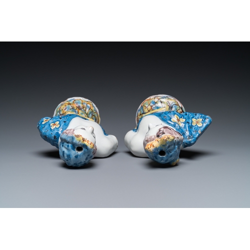 1303 - A pair of polychrome Dutch Delft busts on bases imitating marble, 18th C.H.: 23,5 cm
 
 Provenance: ... 