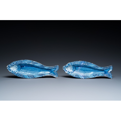 1305 - A pair of Dutch Delft blue and white herring dishes, 18th C.Dim.: 29,5 x 10,5 cm
 
 Both marked with... 