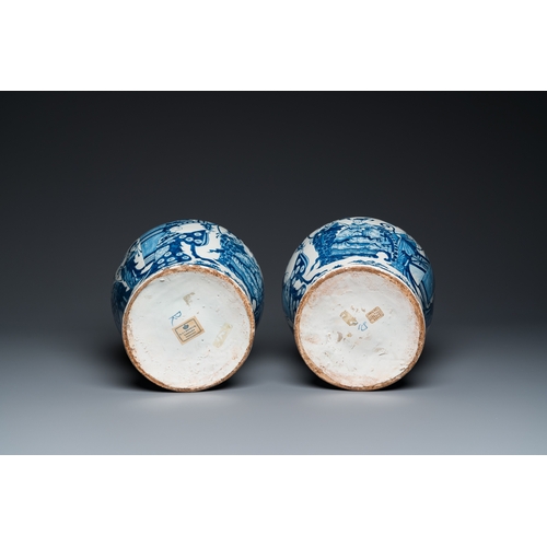 1307 - A pair of impressive blue and white Dutch Delft chinoiserie vases, ca. 1700H.: 31 cm
 
 Each marked ... 