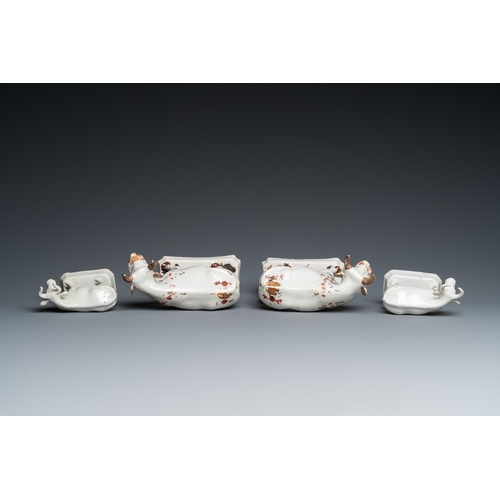 1318 - Four pairs of Dutch Delft cows, 18th C.L.: 16 cm - H.: 15 cm (the largest)