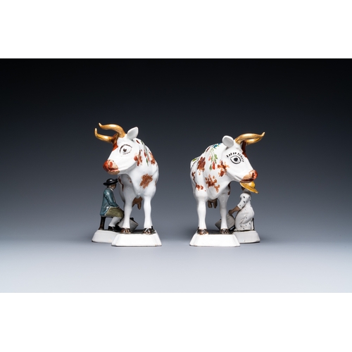 1319 - A pair of cold-painted white Dutch Delftware milking groups, 18th C.L.: 22 cm - H.: 18,5 cm... 