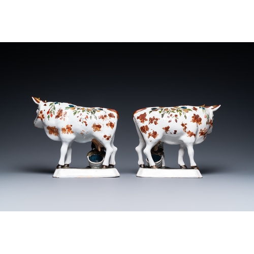 1319 - A pair of cold-painted white Dutch Delftware milking groups, 18th C.L.: 22 cm - H.: 18,5 cm... 