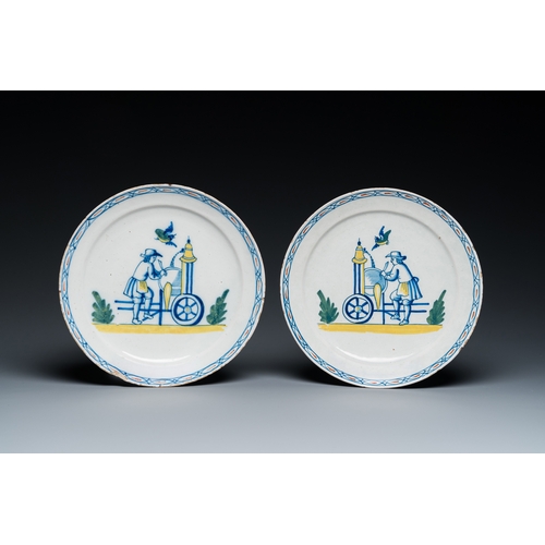 1320 - A pair of polychrome Dutch Delft plates depicting grinders, 18th C.Dia.: 22 cm