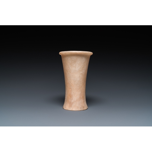 1394 - An Egyptian alabaster vase and a dish, Old Kingdom
 
 Dia.: 21 cm (the dish)H.: 17 cm - Dia.: 10 cm ... 