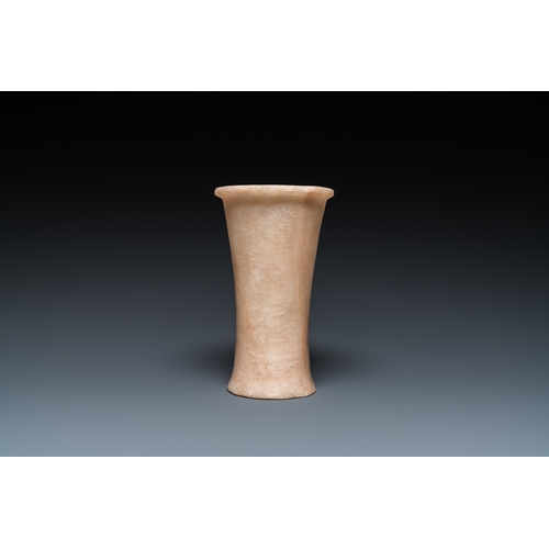 1394 - An Egyptian alabaster vase and a dish, Old Kingdom
 
 Dia.: 21 cm (the dish)H.: 17 cm - Dia.: 10 cm ... 