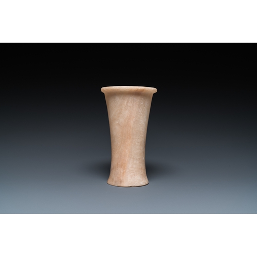 1394 - An Egyptian alabaster vase and a dish, Old Kingdom
 
 Dia.: 21 cm (the dish)H.: 17 cm - Dia.: 10 cm ... 