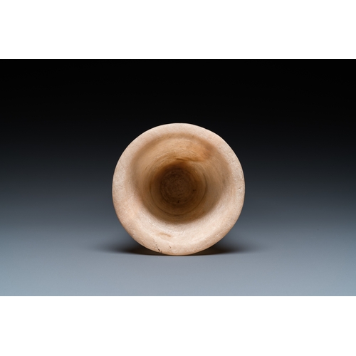 1394 - An Egyptian alabaster vase and a dish, Old Kingdom
 
 Dia.: 21 cm (the dish)H.: 17 cm - Dia.: 10 cm ... 