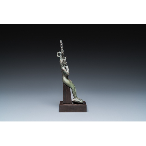 1395 - An Egyptian bronze sculpture of Horus, Saite periodH.: 19,5 cm (incl. the stand) H.: 17,5 cm (the fi... 