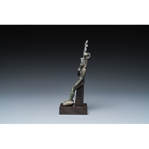 1395 - An Egyptian bronze sculpture of Horus, Saite periodH.: 19,5 cm (incl. the stand) H.: 17,5 cm (the fi... 