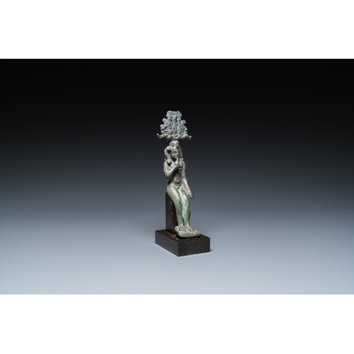 1395 - An Egyptian bronze sculpture of Horus, Saite periodH.: 19,5 cm (incl. the stand) H.: 17,5 cm (the fi... 