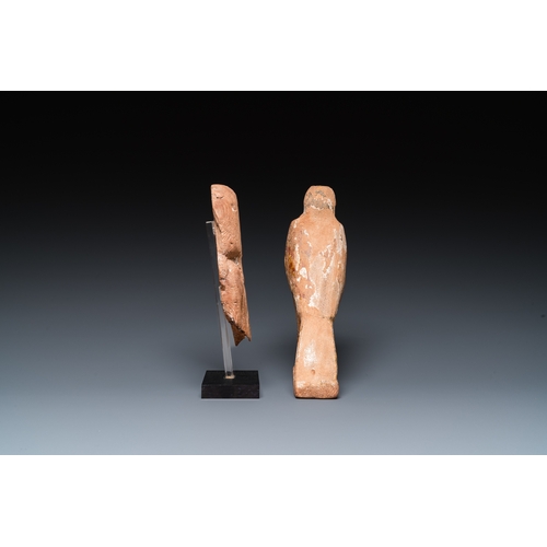 1396 - An Egyptian wooden Horus falcon and a fragment of a farao sculpture, Late PeriodH.: 19 cm
 
 Provena... 