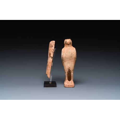 1396 - An Egyptian wooden Horus falcon and a fragment of a farao sculpture, Late PeriodH.: 19 cm
 
 Provena... 