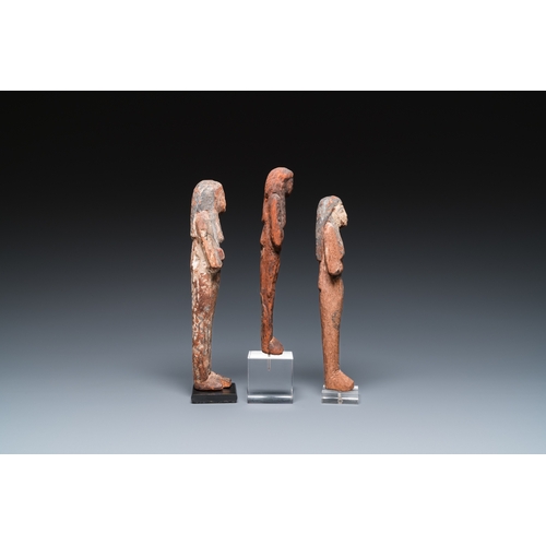 1400 - Three Egyptian polychromed wooden ushabtis, New KingdomH.: 24 cm (the largest statue, excl. the stan... 