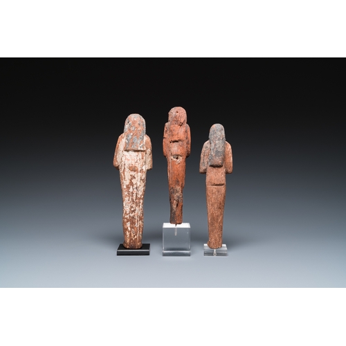 1400 - Three Egyptian polychromed wooden ushabtis, New KingdomH.: 24 cm (the largest statue, excl. the stan... 