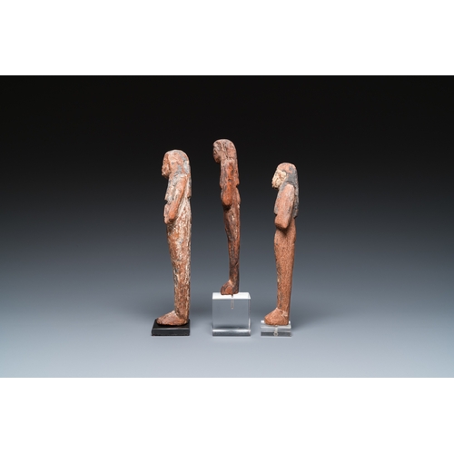 1400 - Three Egyptian polychromed wooden ushabtis, New KingdomH.: 24 cm (the largest statue, excl. the stan... 