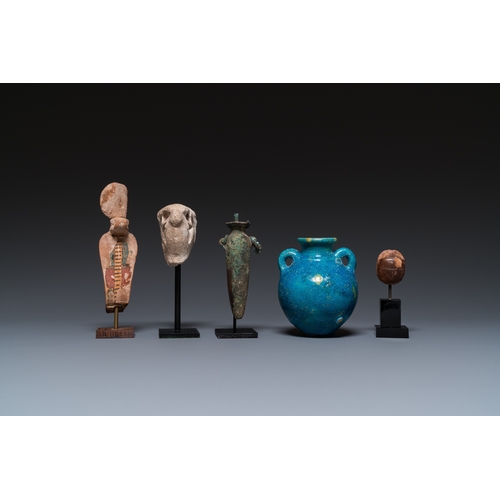 1402 - Five various Egyptian pieces, New Kingdom to Late PeriodH.: 13,5 cm (the uraeus fragment) H.: 10 cm ... 