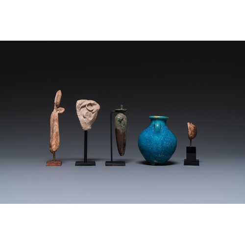 1402 - Five various Egyptian pieces, New Kingdom to Late PeriodH.: 13,5 cm (the uraeus fragment) H.: 10 cm ... 