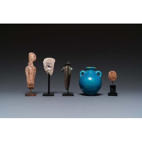 1402 - Five various Egyptian pieces, New Kingdom to Late PeriodH.: 13,5 cm (the uraeus fragment) H.: 10 cm ... 