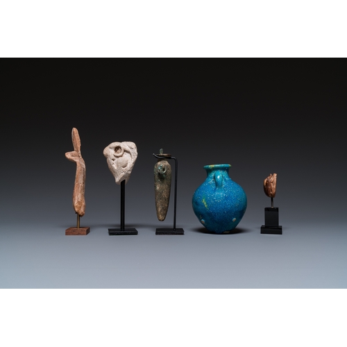 1402 - Five various Egyptian pieces, New Kingdom to Late PeriodH.: 13,5 cm (the uraeus fragment) H.: 10 cm ... 