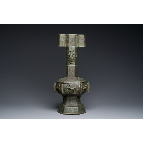 249 - A large Chinese bronze 'touhu' or arrow vase, YuanDescription:H.: 54 cm Weight: 9,2 kgCondition:The ... 