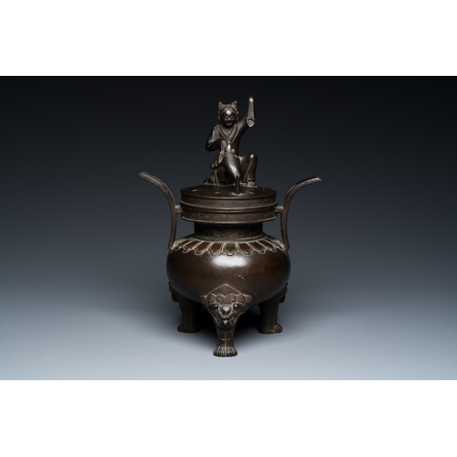 252 - A Chinese bronze tripod censer with Liu Hai and the toad, YuanDescription:H.: 28,5 cm - L.: 20,5 cm ... 