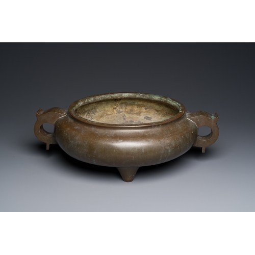 256 - A very large Chinese bronze tripod censer, sixteen-character Xuande mark, 17/18th C.Description:L.: ... 