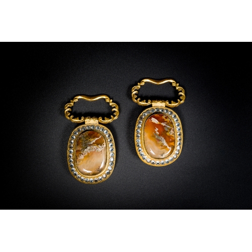 260 - A pair of Chinese gilt-bronze belt ornaments with moss agate, QianlongDescription:Dim.: 8 x 5 x 2,3 ... 