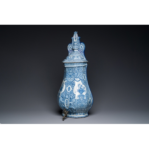 347 - A massive blue and white Dutch Delft cistern and cover, 1st half 18th C.Description:H.: 76,5 cm (cis... 